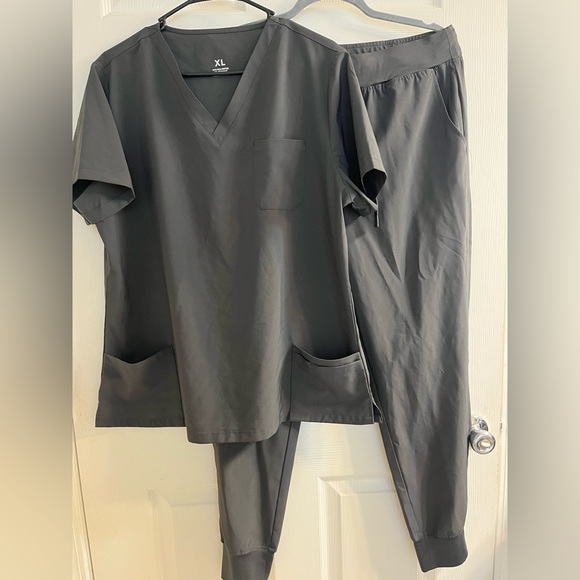 🆕Grey Scrub Set - Picture 2 of 4